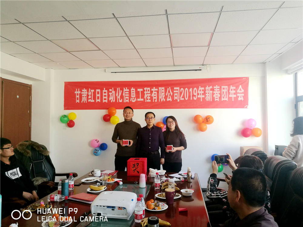 劉總與二等獎(jiǎng)獲得者合影.jpg