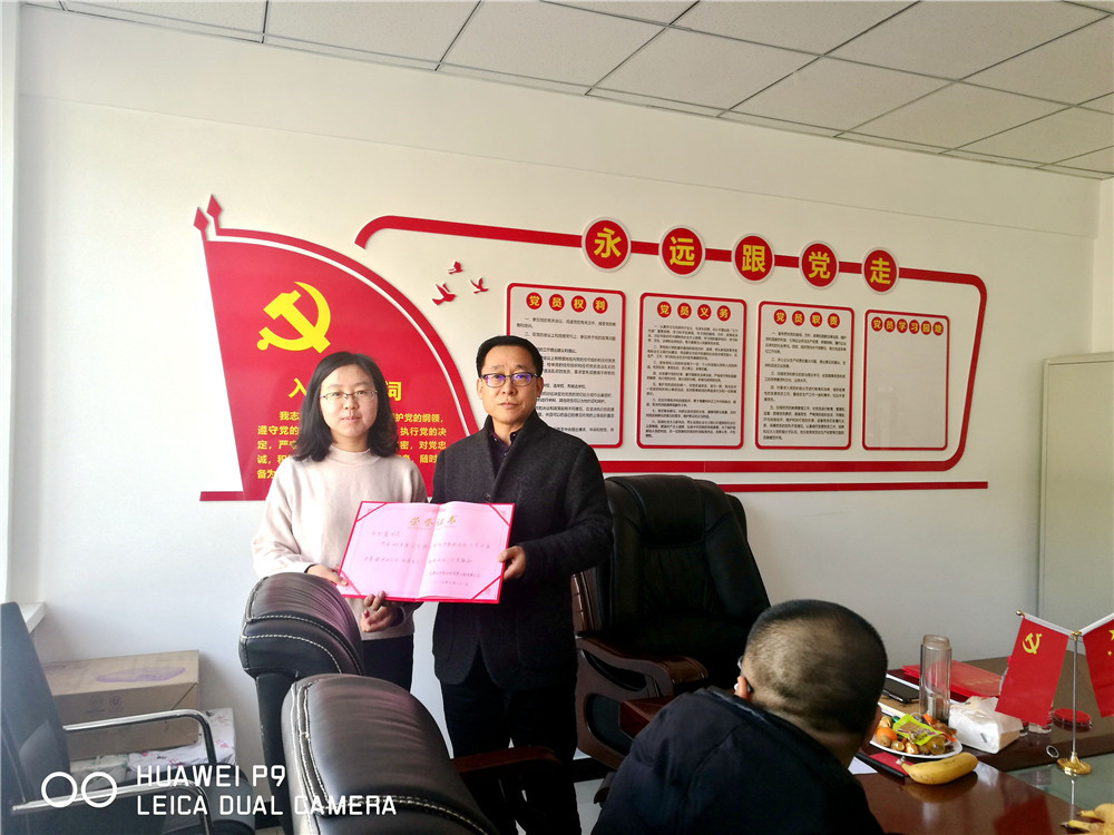 劉總與優(yōu)秀員工合影2.jpg